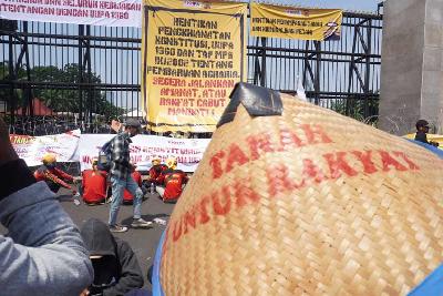 Aksi menyerukan penghentian perampasan tanah petani di depan Gedung DPR RI, Jakarta, 27 September 2022. TEMPO/MAGANG/Abdullah Syamil Iskandar