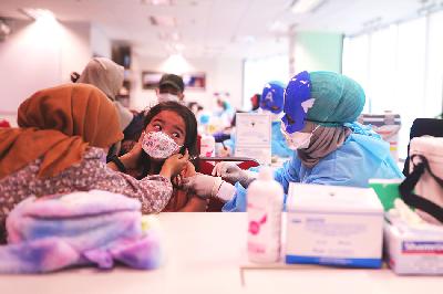 Tenaga kesehatan menyuntikkan vaksin Covid-19 kepada anak-anak di Jakarta, 16 Januari 2022. Dok. TEMPO/Muhammad Hidayat
