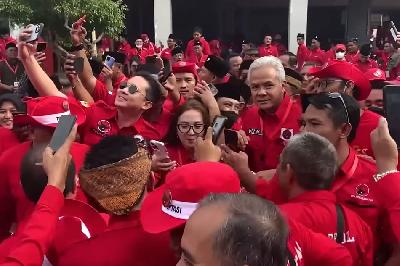 Tangkapan layar Gubernur Jawa Tengah Ganjar Pranowo menghadiri perayaan HUT ke-50 PDI Perjuangan di JIExpo, Kemayoran, Jakarta, 10 Januari 2023. YouTube/Ganjar Pranowo
