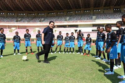 Menteri BUMN Erick Thohir di sela peresmian Papua Football Academy di Stadion Lukas Enembe, Kabupaten Jayapura, Papua, 31 Agustus 2022. Kementerian BUMN