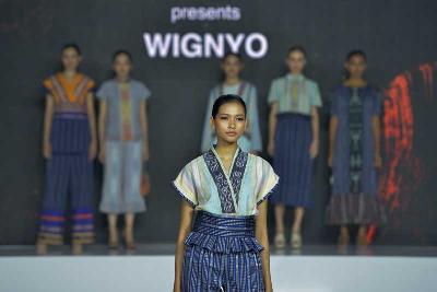 Model memperagakan busana desainer Wignyo pada acara Jakarta Fashion Trend 2023 di Soehana Hall, SCBD, Jakarta, 11 Januari 2023. Tempo/Febri Angga Palguna