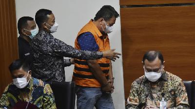Ketua KPK, Firli Bahuri bersama Deputi Penindakan dan Eksekusi KPK, Karyoto (kiri), menunjukkan  AKBP Bambang Kayun yang resmi ditahan di gedung Komisi Pemberantasan Korupsi, Jakarta, 3 Januari 2023. TEMPO/Imam Sukamto   