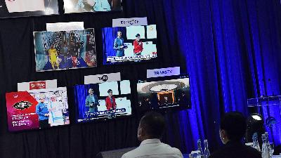 Television monitors show domestic digital channels broadcasts at the communication and informatics ministry office in Jakarta, November 2022. 
ANTARA/Fakhri Hermansyah
