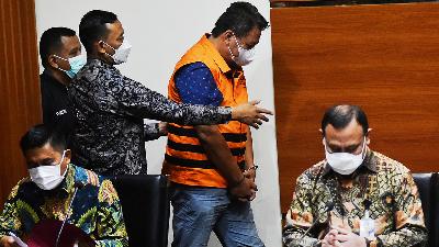 Suspect Adj. Comr. Bambang Kayun (in detainee vest) is escorted in the room as KPK Chairman Firli Bahuri (right), accompanied by his Deputy for Law Enforcement and Execution, Karyoto, is about to give a press statement regarding the bribery and gratuity case involving Aria Citra Mulia at the KPK building in Jakarta, January 3. Bambang was alleged to have received Rp50 billion and a luxury car in a document falsification case in heir legal disputes over the company. 
TEMPO/Imam Sukamto

