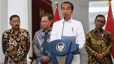 President Joko Widodo delivers a statement regarding past human rights violations at the Merdeka Palace, Jakarta, on January 11. The Indonesian government conceded that 12 gross human rights violations had occurred in the past and pledged to restore the victims’ rights in a just manner without overlooking the judicial settlements.
ANTARA/Akbar Nugroho Gumay
