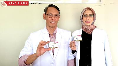 CEO PT Lavees Cosmedics Indonesia dr Miftahudi (kiri) dan Owner Lavess Clinic dr Monita Sugianto (kanan) menunjukan kartu member Lavees Clinic.