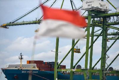 Bongkar muat peti kemas di Pelabuhan New Priok Container Terminal One, Jakarta, 10 November 2022. Tempo/Tony Hartawan