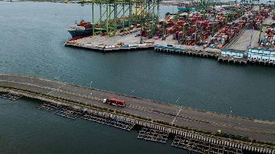 Aktivitas bongkar muat peti kemas di Pelabuhan New Priok Container Terminal One, Jakarta, 10 November 2022. Tempo/Tony Hartawan