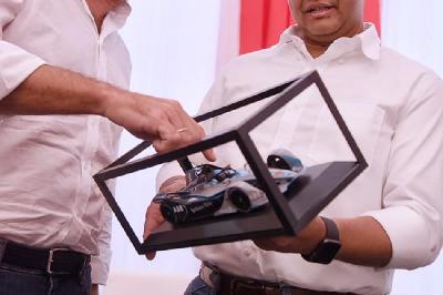 Gubernur Jakarta Anies Baswedan (kanan) memegang miniatur mobil balap Formula E dalam promosi Jakarta E-Prix 2022 di Monas, Jakarta, September 2019. Facebook/Anies Baswedan