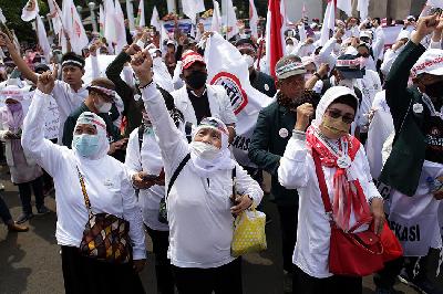 Tenaga kesehatan mengikuti aksi menolak RUU Kesehatan Omnibus Law di depan Gedung DPR RI, Jakarta, 28 November 2022. TEMPO/M Taufan Rengganis