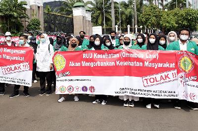 Tenaga kesehatan mengikuti aksi menolak RUU Kesehatan Omnibus Law di depan Gedung DPR RI, Jakarta, 28 November 2022. TEMPO/M Taufan Rengganis
