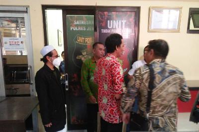 Pengasuh pondok pesantren Kiai FM diperiksa dalam kasus dugaan kekerasan seksual di pesantrennya, di Mapolres Jember, Jawa Timur,12 Januari 2023. ANTARA/Zumrotun Solicha