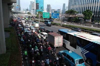 Ruas jalan di kawasan Jalan Jend Gatot Subroto, Jakarta, 16 Januari 2023. TEMPO/Subekti.