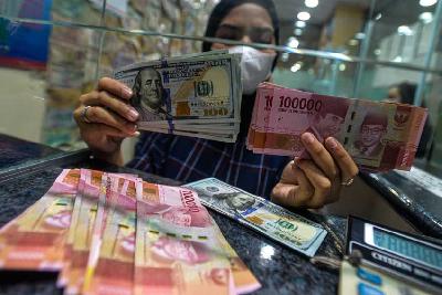 Uang dolar Amerika dan uang Rupiah di tempat penukaran Valuta Asing di kawasan Kuningan, Jakarta. Tempo/Tony Hartawan