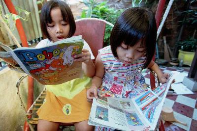 Anak-anak membaca majalah. Dok Tempo/Gatot Sriwidodo