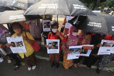Koalisi Sipil Untuk UU PPRT melakukan aksi di depan Istana Merdeka, Jakarta, 21 Desember 2022. TEMPO/Subekti