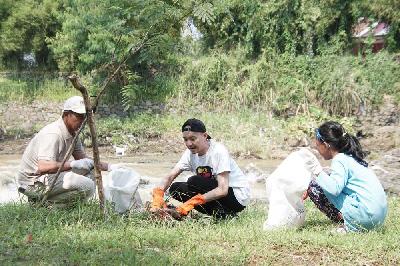 Pimpinan World Clenaup Day Indonesia Andy Bahari (tengah) saat melakukan bersih-bersih sungai Ciliwung. Dok World Cleanup Day Indonesia