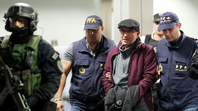 Mantan pejabat perwira polisi Argentina yang dituduh melakukan kejahatan kemanusiaan selama 'Dirty War' Argentina, ditangkap petugas kepolisian Argentian di Buenos Aires, Argentina, 16 Desember 2019. REUTERS/Agustin Marcarian