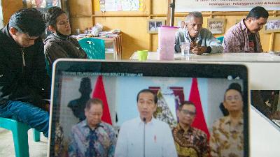 Sejumlah penyintas pelanggaran HAM 1965/1966 menyimak pidato Presiden Joko Widodo terkait pengakuan negara atas terjadinya pelanggaran HAM masa lalu, di Palu, Sulawesi Tengah, 15 Januari 2023. ANTARA/Basri Marzuki