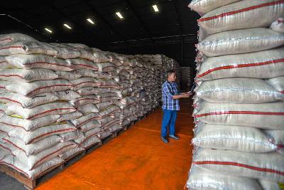 Aktivitas bongkar muat beras di gudang Bulog Kelapa Gading, Jakarta, 25 November 2022. Tempo/Tony Hartawan