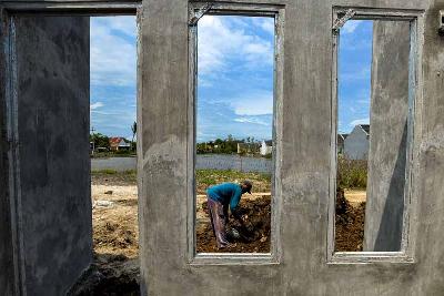 Pekerja menyelesaikan pembangunan perumahan di kawasan persawahan Babelan, Bekasi, Jawa Barat, 9 Januari 2022. Tempo/Tony Hartawan