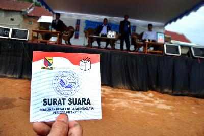 Warga memberikan suara pada Pemilihan Kepala Desa di Desa Tlogo, Kecamatan Prambanan, Kabupaten Klaten, Jawa Tengah. Dokumentasi TEMPO/Suryo Wibowo