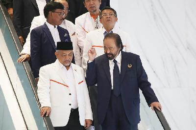 Ketua Umum Partai Nasional Demokrat (Nasdem) Surya Paloh (kanan) dan Presiden Partai Keadilan Sejahtera (PKS) Ahmad Syaikhu (kiri) usai melakukan pertemuan di Kantor DPP Nasdem, Jakarta, 22 Juni 2022. TEMPO/M Taufan Rengganis