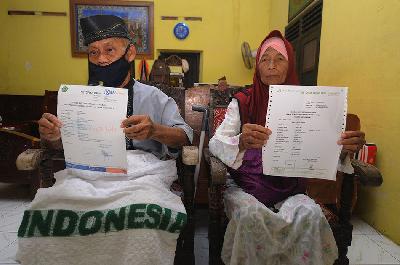 Jamaah calon haji menunjukkan bukti pelunasan pembayaran ibadah haji di Kadireso, Teras, Boyolali, Jawa Tengah, 3 Juni 2020. ANTARA/Aloysius Jarot Nugroho