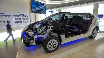 A model of electric-powered Toyota HYBRID PRIUS on display at xEV Center, which is a facility for learning and developing capabilities in electrification and green energy of Toyota Motor Manufacturing Indonesia at the Karawang 3 factory site, West Java, January 18. 
Tempo/Tony Hartawan
