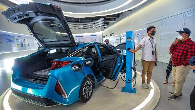 A Plug-In Hybrid Electric Vehicle (PHEV) car of All New Toyota Prius at Toyota Motor Manufacturing Indonesia’s xEV Center in Karawang, West Java, January 18. 
Tempo/Tony Hartawan
