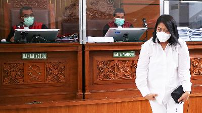 Putri Candrawathi undergoes a trial at the South Jakarta District Court, January 18. The prosecutor demanded eight-year imprisonment for her involvement in the premeditated murder of Brig. Nofriansyah Yosua Hutabarat. 
TEMPO/Hilman Fathurrahman W
