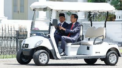 President Joko Widodo (at wheel) and Malaysia’s Prime Minister Anwar Ibrahim ride in a buggy car during their meeting at the Presidential Palace in Bogor, West Java, January 9. 
REUTERS/Willy Kurniawan
