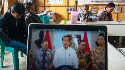 Survivors of the 1965-1966 human rights violations listen to President Joko Widodo’s speech at the Secretariat of Solidarity for Victims of Human Rights Violations in Palu, Central Sulawesi, Sunday, January 15. 
ANTARA/Basri Marzuki
