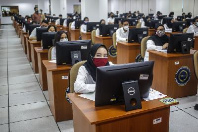 Calon Pegawai Negeri Sipil (CPNS) bersiap mengikuti tes Seleksi Kompetensi Dasar (SKD) di Gedung Badan Kepegawaian Negara (BKN), Jakarta, 2 September 2021. TEMPO / Hilman Fathurrahman W