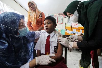 Petugas menyuntikkan vaksin tetanus difteri (TD) untuk mencegah penyakit campak, difteri dan tetanus di SDN 1 Lhokseumawe, Aceh, 1 Desember 2022. ANTARA/Rahmad