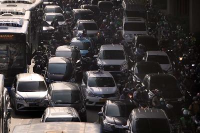 Suasana padat kendaraan di kawasan Jalan Jend Gatot Subroto, Jakarta, 16 Januari 2023. TEMPO/Subekti.