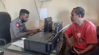 Jurnalis Papua, Victor Mambor melaporkan kerusakan mobilnya di kantor polisi. Dok. AJI Jayapura