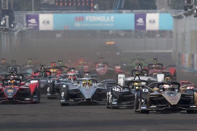 Pembalap mengikuti balapan Formula E di Jakarta International E-Prix Circuit (JIEC), Jakarta, 4 Juni 2022. ANTARA/Wahyu Putro A