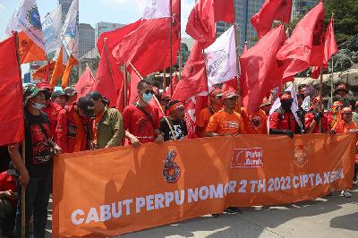 Massa dari Partai Buruh dan sejumlah serikat buruh menggelar aksi menolak Perppu Cipta Kerja di kawasan Patung Kuda Arjuna, Jakarta, 14 Januari 2023. TEMPO/ Hilman Fathurrahman W