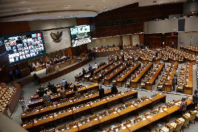 Anggota DPR mengikuti rapat paripurna dengan agenda pengesahan Undang-Undang Cipta Kerja di Kompleks Parlemen Senayan, Jakarta, 5 Oktober 2020. TEMPO/M Taufan Rengganis