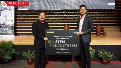 Eric Ong (Sales Director – Southeast Asia, Shure) bersama dengan Singgih Wiryasaputra (Jajaran Management PT. Swara Bangun Solusi) dalam peluncuran STEM Ecosystem di Indonesia.