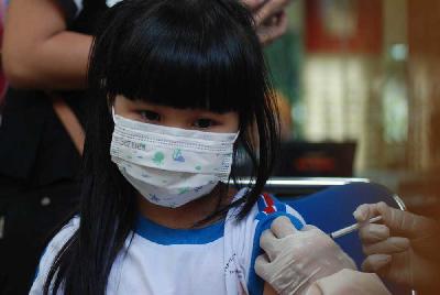 Suntik vaksin anak di gerai vaksinasi booster Paskal Hyper Square, Bandung, Jawa Barat, 28 Juli 2022. TEMPO/Prima mulia