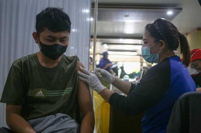 Warga mendapatkan suntikan dosis keempat atau booster kedua vaksinasi Covid-19 di Blok A Kantor Wali Kota Jakarta Timur, 24 Januari 2023. Tempo/Hilman Fathurrahman W
