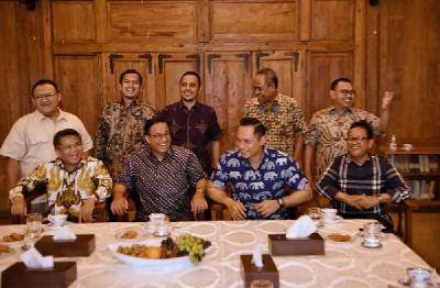 Anies Baswedan (kedua dari kiri, depan) saat bertemu para petinggi Partai Keadilan Sejahtera (PKS), Partai NasDem, dan Partai Demokrat di kediamannya, Jakarta, 25 Oktober 2022. Instagram/Anies Baswedan