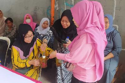 Ibu-ibu warga RW 7, Petamburan, Kecamatan Tanah Abang, Jakarta Pusat, sedang mempraktikkan pembuatan jamu tradisional. Tempo/Indra Wijaya