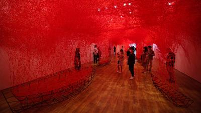 Seni instalasi yang berjudul 'Uncertain Journey' karya Chiharu Shiota di Museum Modern and Contemporary Art in Nusantara (MACAN), Jakarta, 3 Januari 2023. TEMPO/Hilman Fathurrahman W