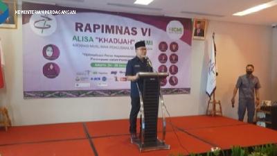 Menteri Perdagangan Zulkifli Hasan memberikan sambutan pada RAPIMNAS VI Tahun 2023 Asosiasi Muslimah Pengusaha se- Indonesia (Alisa) “Khadijah” Ikatan Cendekiawan Muslim Indonesia (ICMI) Tahun 2023, Kamis, 26 Januari 2023. 