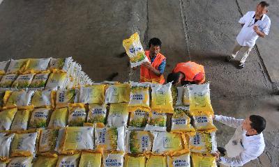 Pekerja menata dan mempersiapkan beras program Stabilisasi Pasokan dan Harga Pangan (SPHP) di gudang Perum Bulog Meulaboh, Aceh Barat, 24 Januari 2023. ANTARA/Syifa Yulinnas