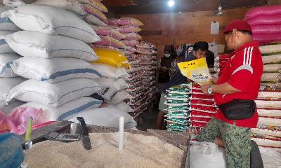 Bahar (49), pedagang beras di Pasar Todopuli, Kota Makassar, 26 Januari 2023. TEMPO/Didit Hariyadi