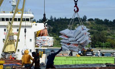 Pekerja menurunkan beras impor asal Vietnam dari kapal kargo di Pelabuhan Malahayati, Kabupaten Aceh Besar, Aceh, 5 Januari 2023. ANTARA/Ampelsa